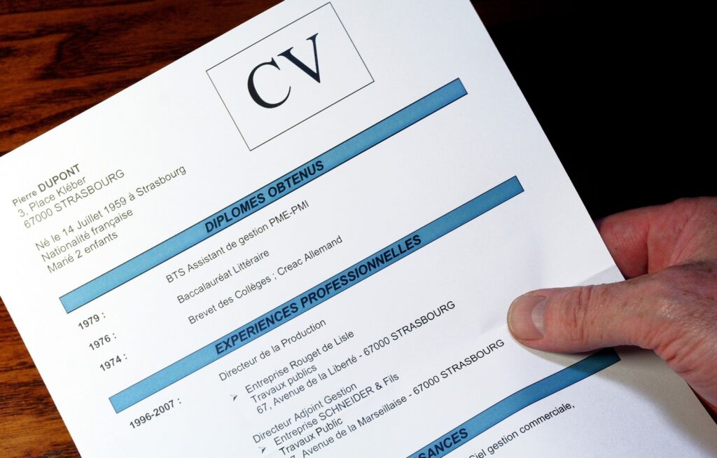 كيف تكتب cv  للحصول على وظيفة ؟ وما أكبر الأخطاء في كتابته ؟!